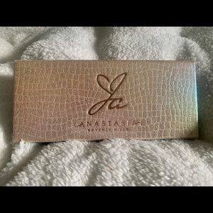 Anastasia Beverly Hill